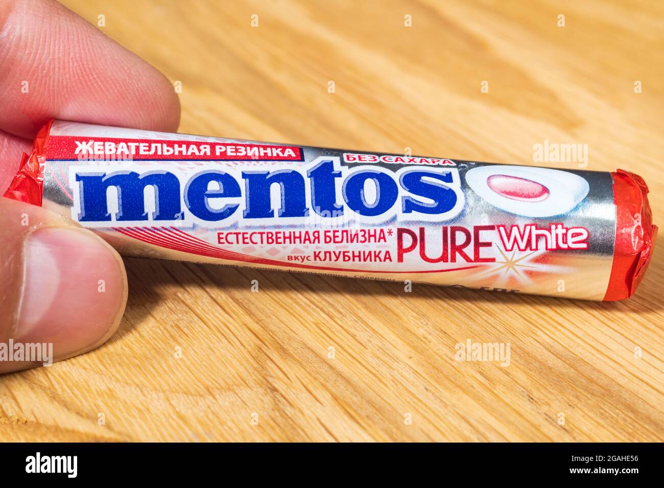 Tyumen, Russland, 02. Juni 2021: Die Marke Mentos ist im Besitz und wird von der Perfetti Van Melle Corporation produziert. Stockfoto