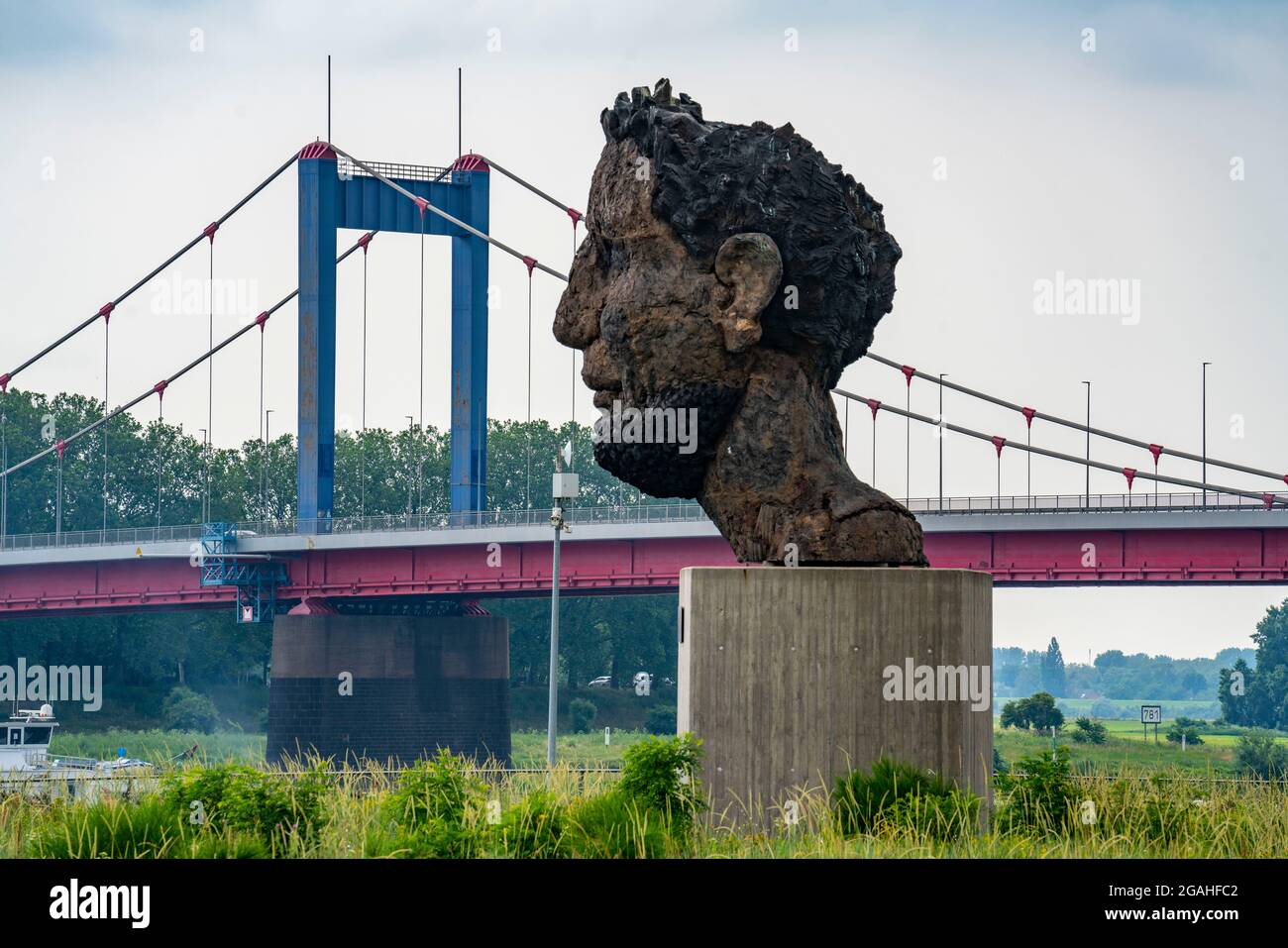 Die Skulptur Echo von Poseidon, seit 2016, die 10 m hohe Skulptur von Markus Lüpertz steht auf der Mercator Insel, die Skulptur wurde von 75 i gebaut Stockfoto