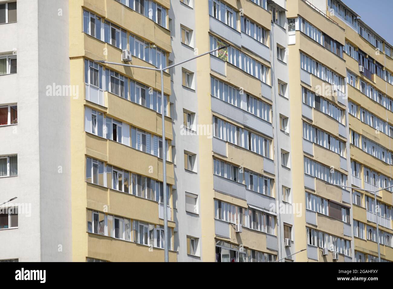 Bukarest, Rumänien - 23. Juli 2021: Wohnungsblock aus der kommunistischen Ära. Stockfoto