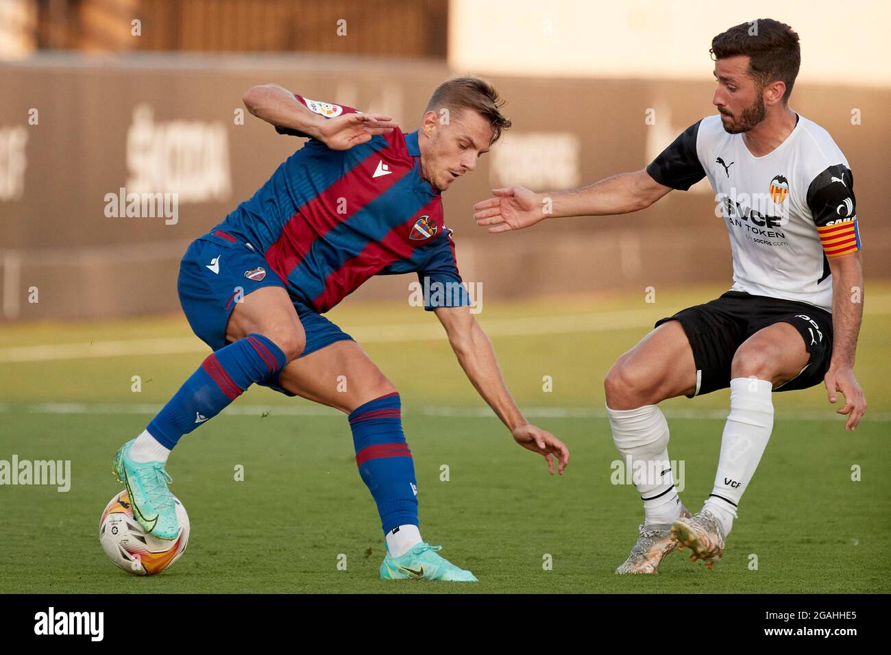 Valencia, Spanien. Juli 2021. Spieler in Aktion während des Vorsaison-Freundschaftsspiels zwischen Valencia CF und Levante UD im Estadio Antonio Puchades in Valencia, Spanien. (Bild: © Indira/DAX via ZUMA Press Wire) Stockfoto