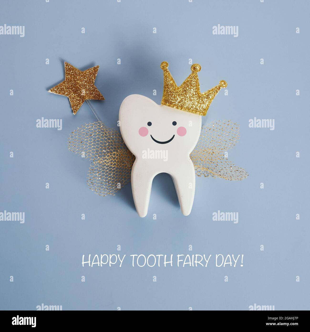 Nationaler Tag Der Zahnfee. Kinder haben eine Fee. Niedlicher Zahn mit Flügeln, Krone und Zauberstab. Stockfoto