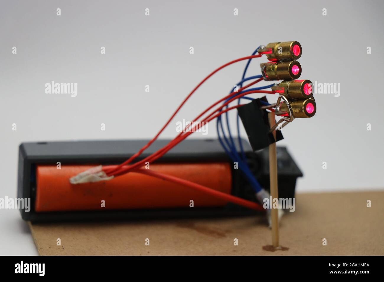 Elektronisches Hobby-Projekt mit Batterie und Rotpunkt-Lasermodul. Wissenschaftliche Experimente Stockfoto