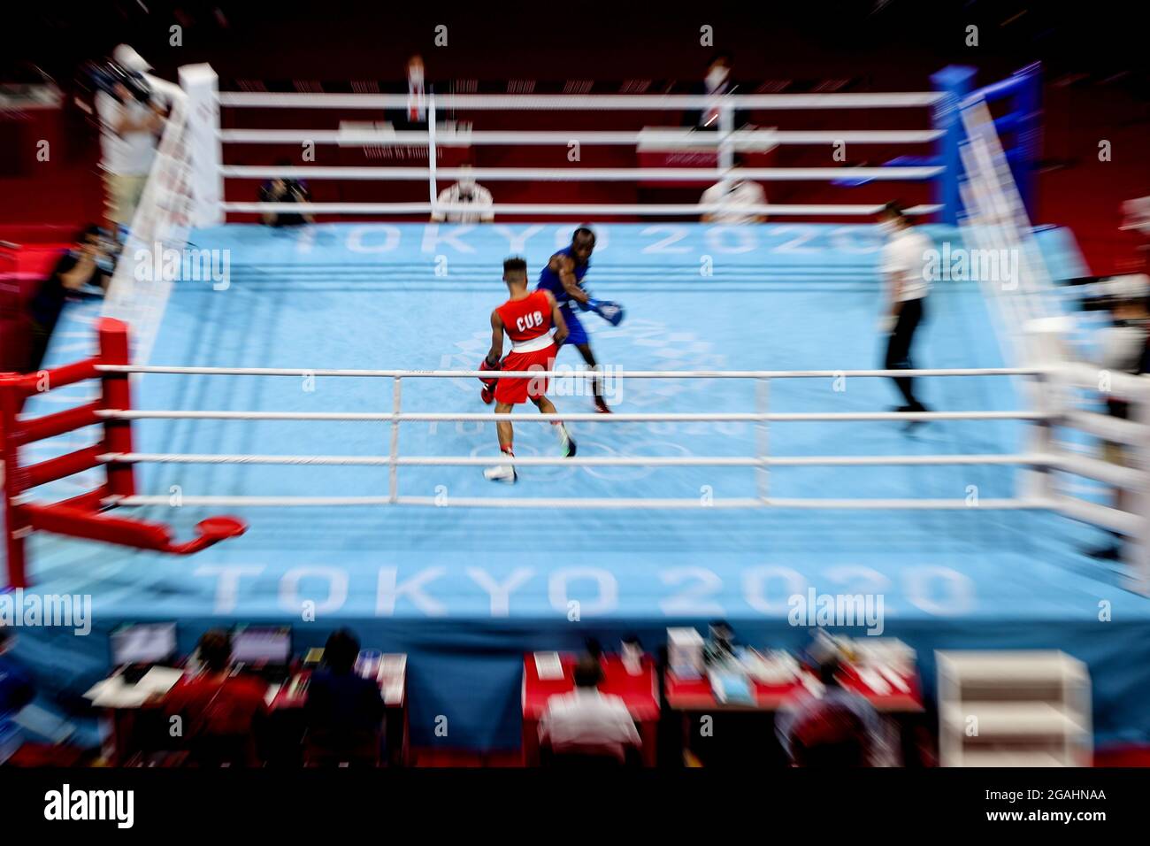 Tokio, Japan. Juli 2021. Yosbany Veitia aus Kuba (rot) tritt bei den Olympischen Spielen 2020 in Tokio, Japan, am 31. Juli 2021, bei einem Boxkampf zwischen dem kubanischen Yosbany Veitia und dem ghanaischen Tetteh Sulemanu gegen den ghanaischen Tetteh Sulemanu in einem Boxkampf in der Kategorie Männerfliege (48-52 kg) an. Kredit: Ou Dongqu/Xinhua/Alamy Live Nachrichten Stockfoto