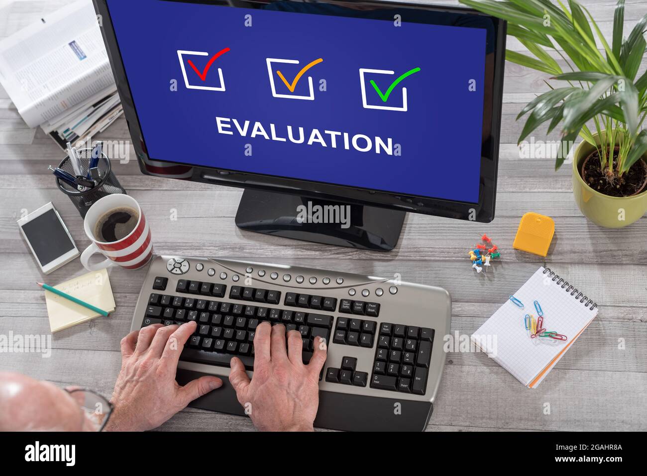 Mann, der einen Computer mit Auswertungskonzept auf dem Bildschirm verwendet Stockfoto