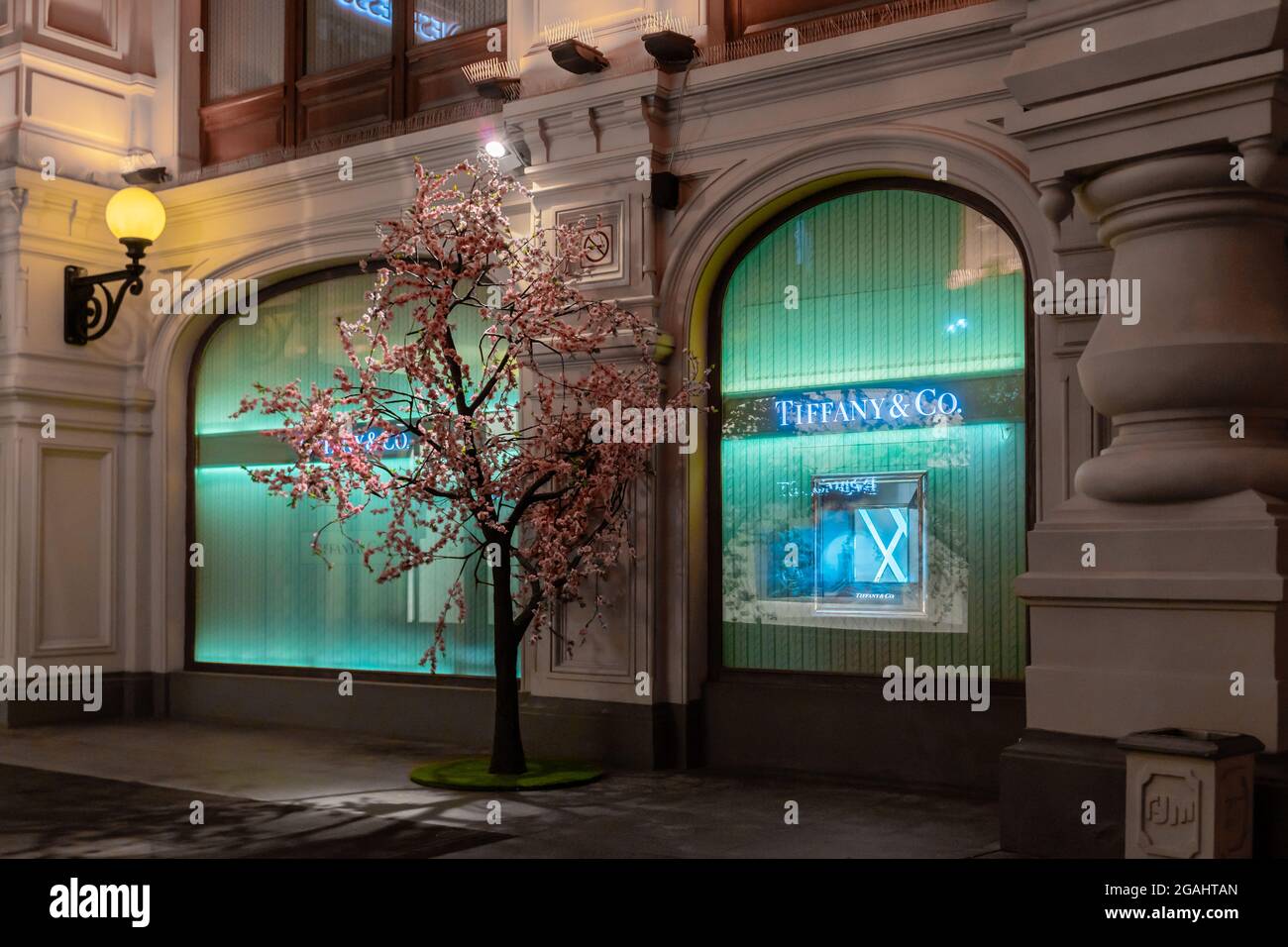 Das Schaufenster des Tiffany & Co-Geschäfts wurde nachts beleuchtet, das KAUGUMMI-Kaufhaus, Moskau, Russland Stockfoto