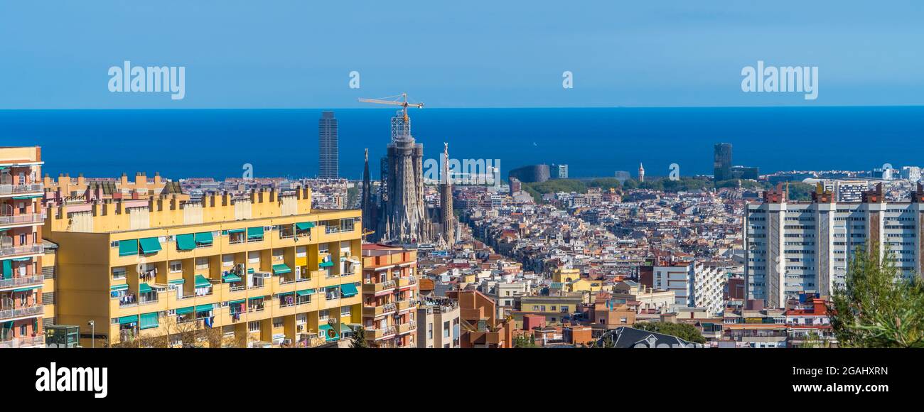 Barcelona, Spanien - 12. April 2021 - Panoramablick auf den Park Güell mit dem Stadtbild von Barcelona im Hintergrund Stockfoto