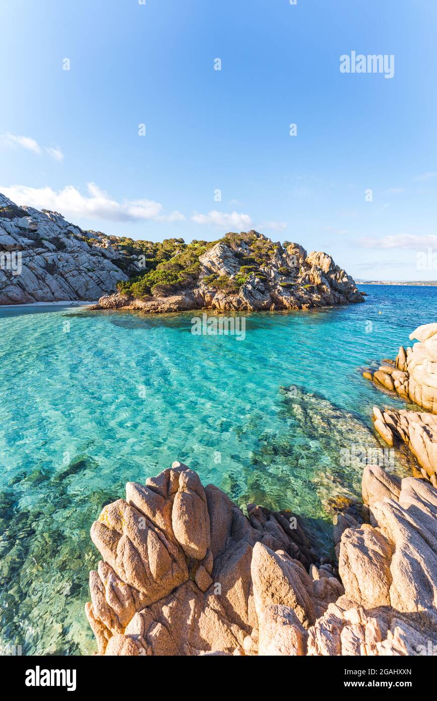 Cala Napoletana, wunderschöne Bucht in La Maddalena, Sardinien, Italien Stockfoto