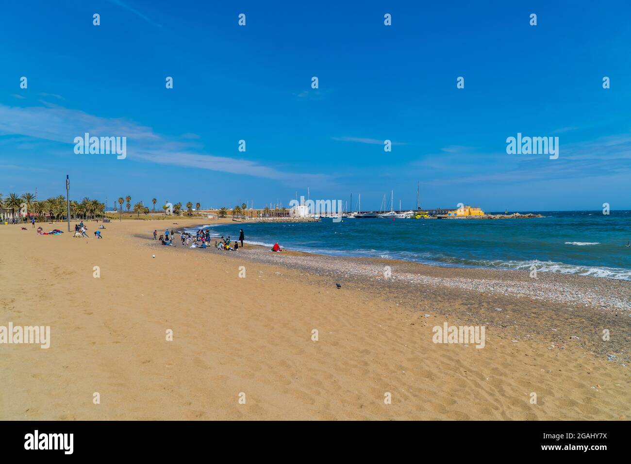 Barcelona, Spanien - 15. April 2021 - leerer Strand La Barceloneta Stockfoto