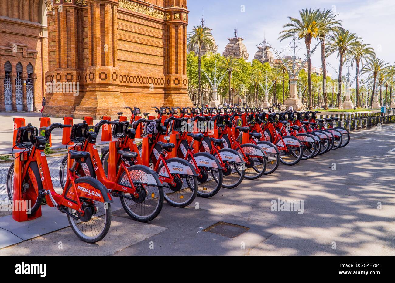 Barcelona, Spanien - 15. April 2021 - öffentliche Fahrräder am Triumphbogen von Barcleona Stockfoto