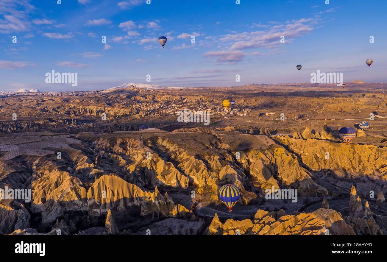 Heißluftballons fliegen über Ürgüp und märchenhafte Schornsteinlandschaften in Kappadokien, Türkei Stockfoto