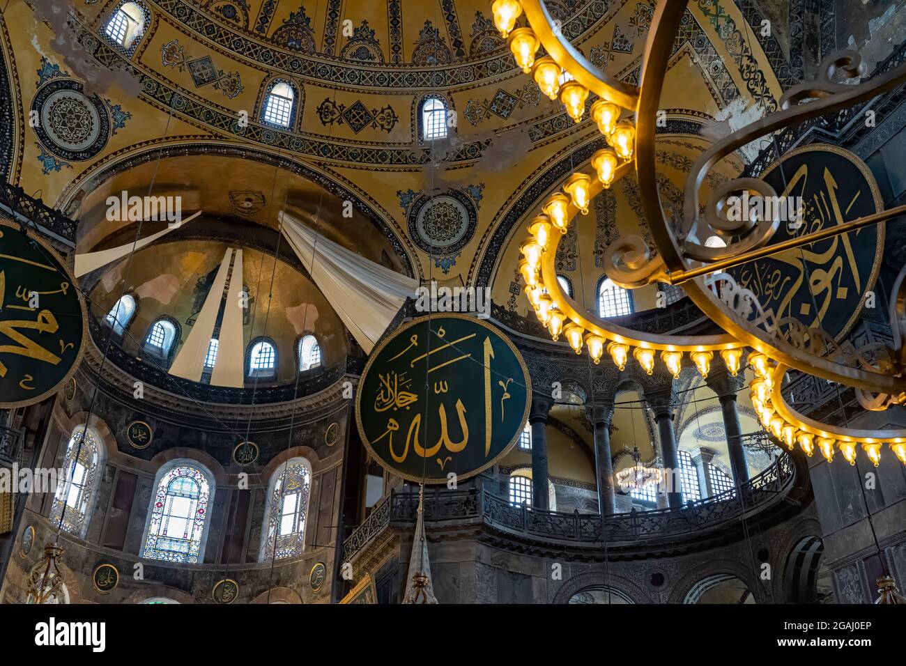 Türkei Istanbul Innenarchitektur die Lichter der Hagia Sophia oder genannt Aya Sophia, einer der meistbesuchten Orte in Istanbul. Spalte wird angezeigt Stockfoto