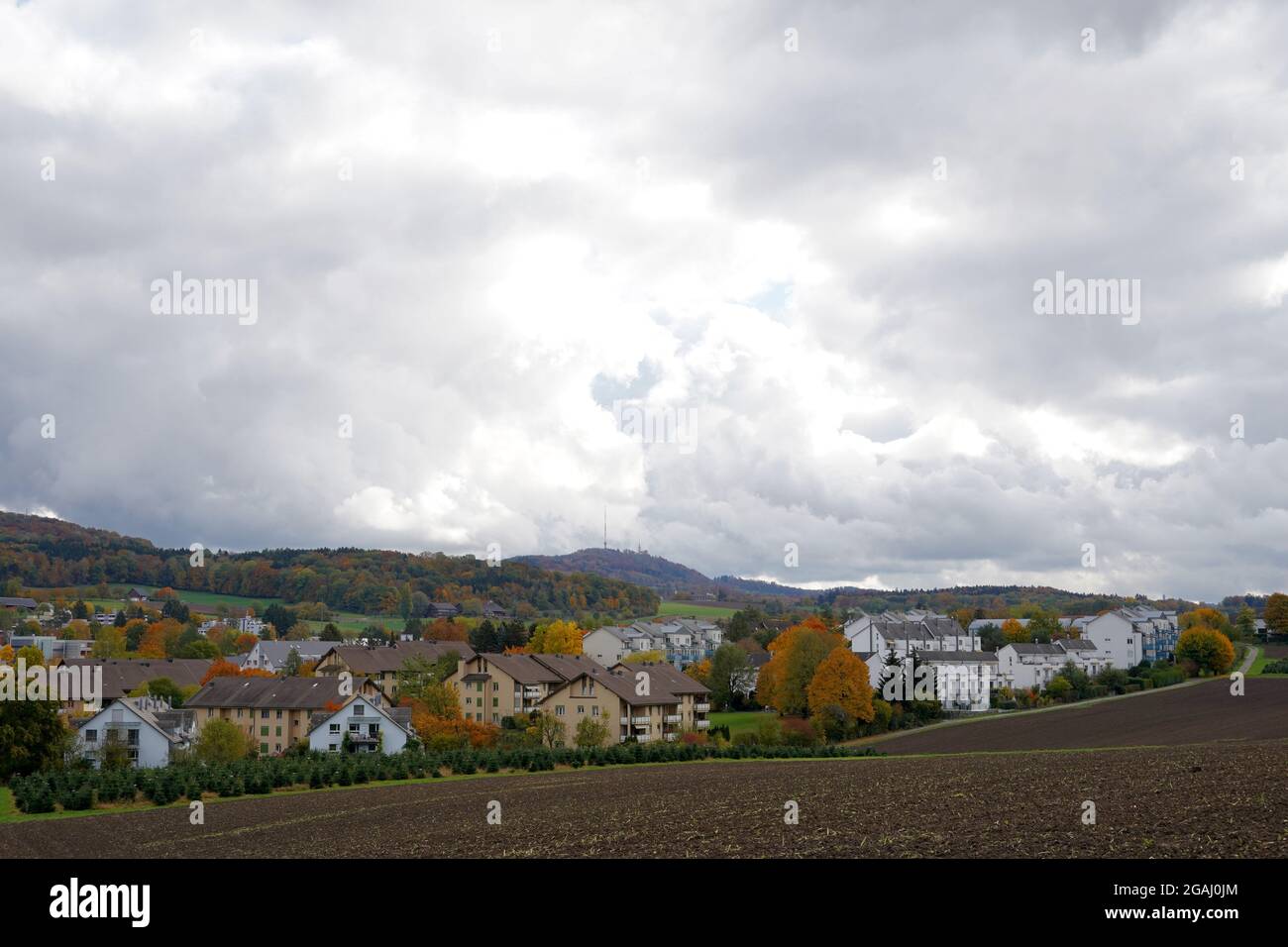 Dorf Urdorf in der Schweiz, Panoramablick auf das Wohnviertel im Herbst. Saisonale Ansicht mit dem Hintergrund des bewölkten Himmels mit Kopierfläche Stockfoto