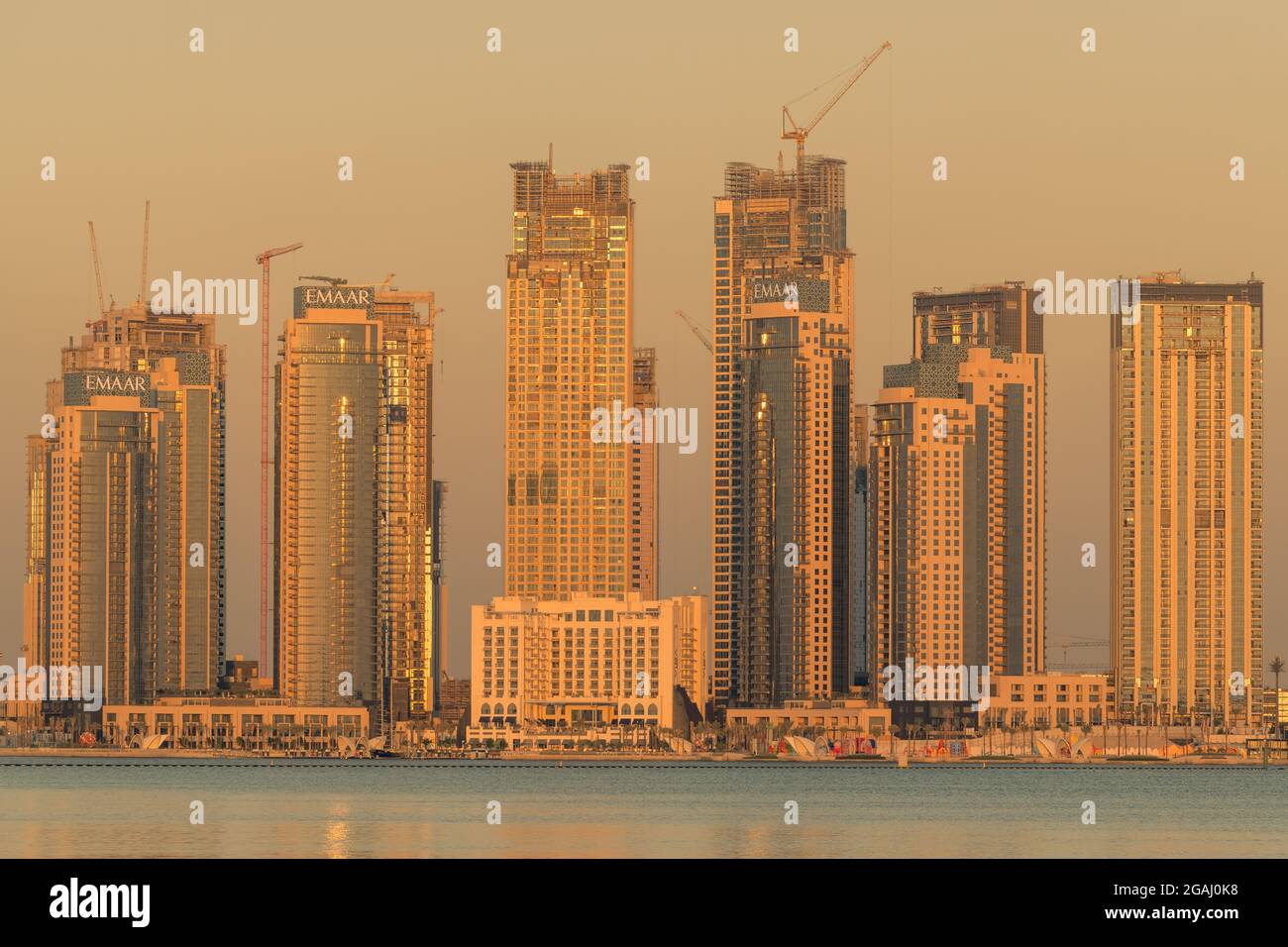 Dubai, Vereinigte Arabische Emirate - 2. November 2019: Moderne Immobilienentwicklung am Dubai Creek Hafen in Dubai. Stockfoto