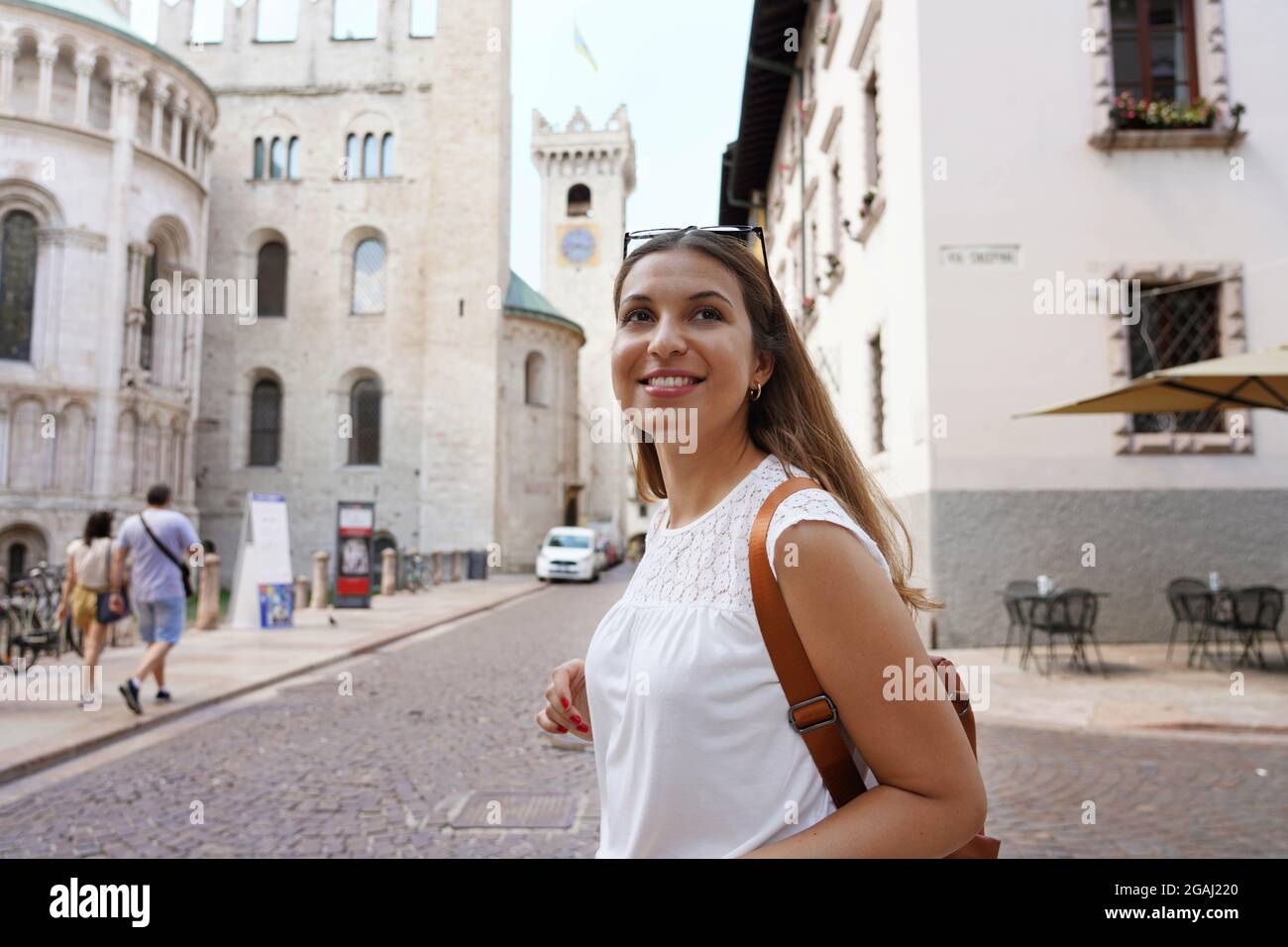Glückliche Frau, die die mittelalterliche Altstadt von Trient, Italien, besucht Stockfoto