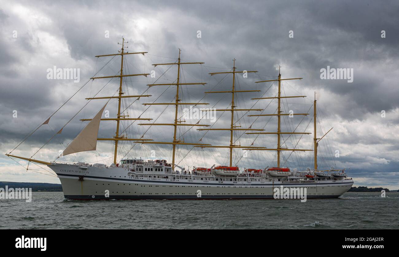 Poole Harbor, Großbritannien. Juli 2021. SV Golden Horizon ist ein fünfmastiger, stählerner, mit Barque getakelter Hochschiff, das als Kreuzfahrt genutzt werden soll Stockfoto