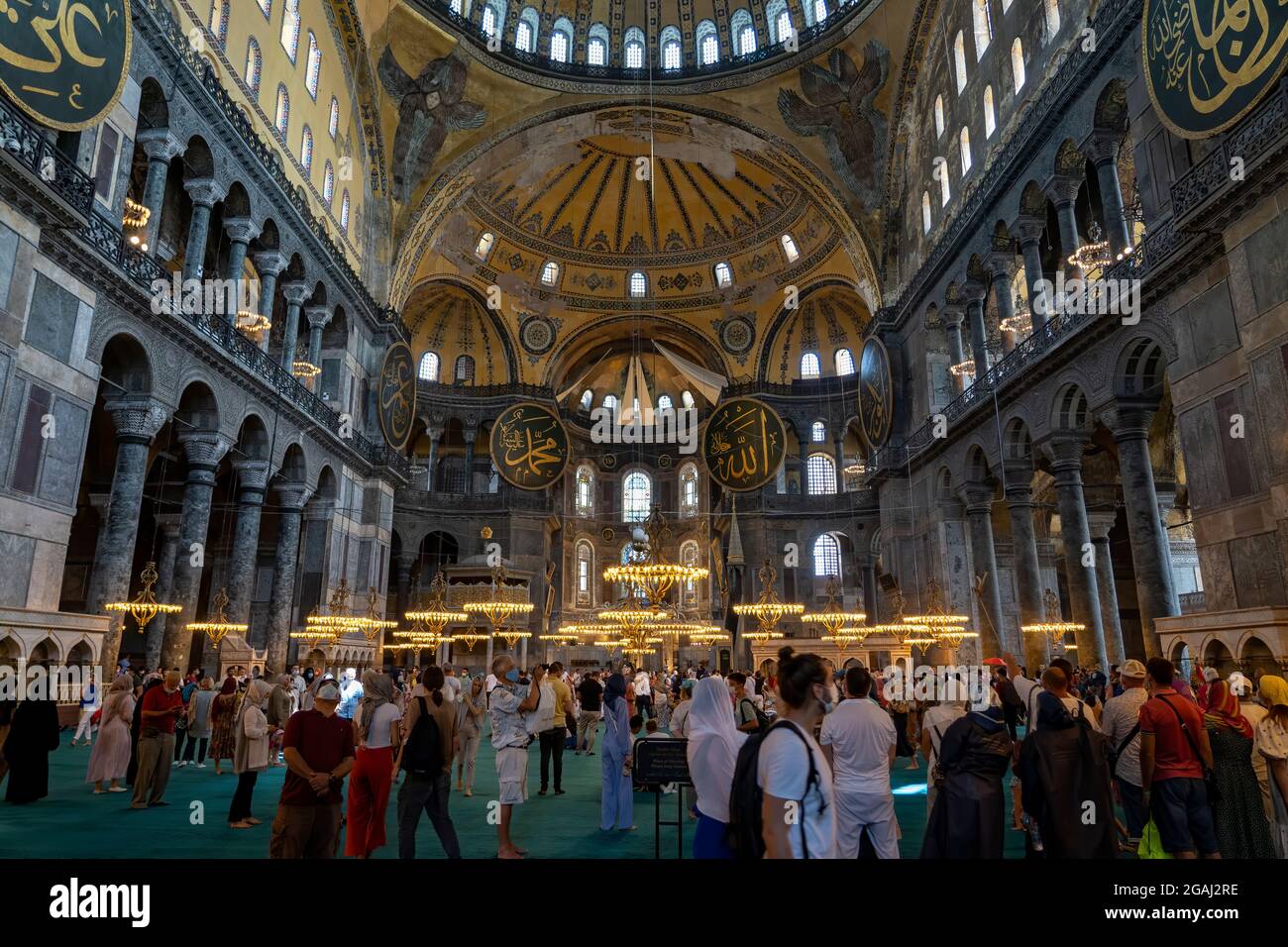 Türkei Istanbul Innenarchitektur die Lichter der Hagia Sophia oder genannt Aya Sophia, einer der meistbesuchten Orte in Istanbul. Spalte wird angezeigt Stockfoto