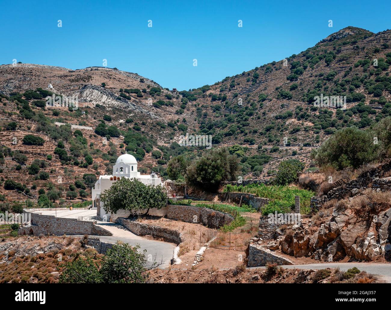 Weißgetünchte Wand östlichen orthodoxen Kapelle in den bergigen Naxos, Kykladen, Griechenland. Stockfoto