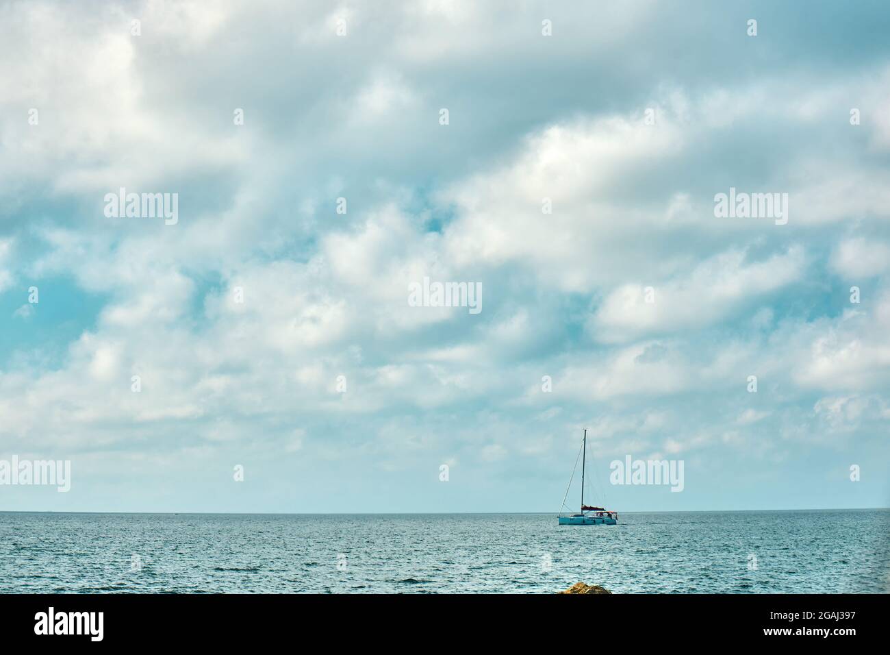 Segelschiff in Spanien. Wunderschöne mediterrane Landschaft. Stockfoto