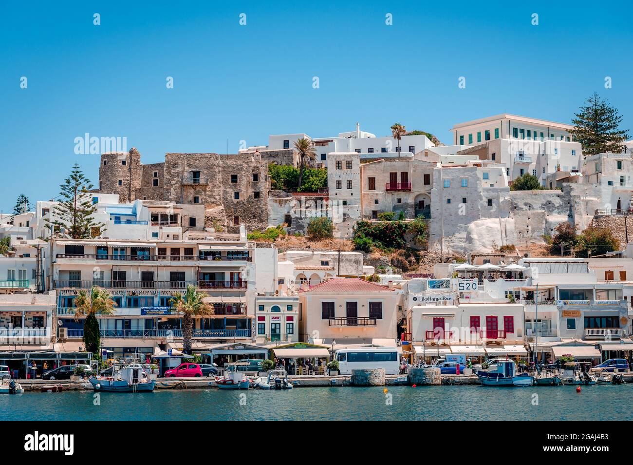 Naxos, Griechenland - Juli 23 2016: Blick auf die Küste und die Stadt, mit der alten venezianischen Burg. Stockfoto