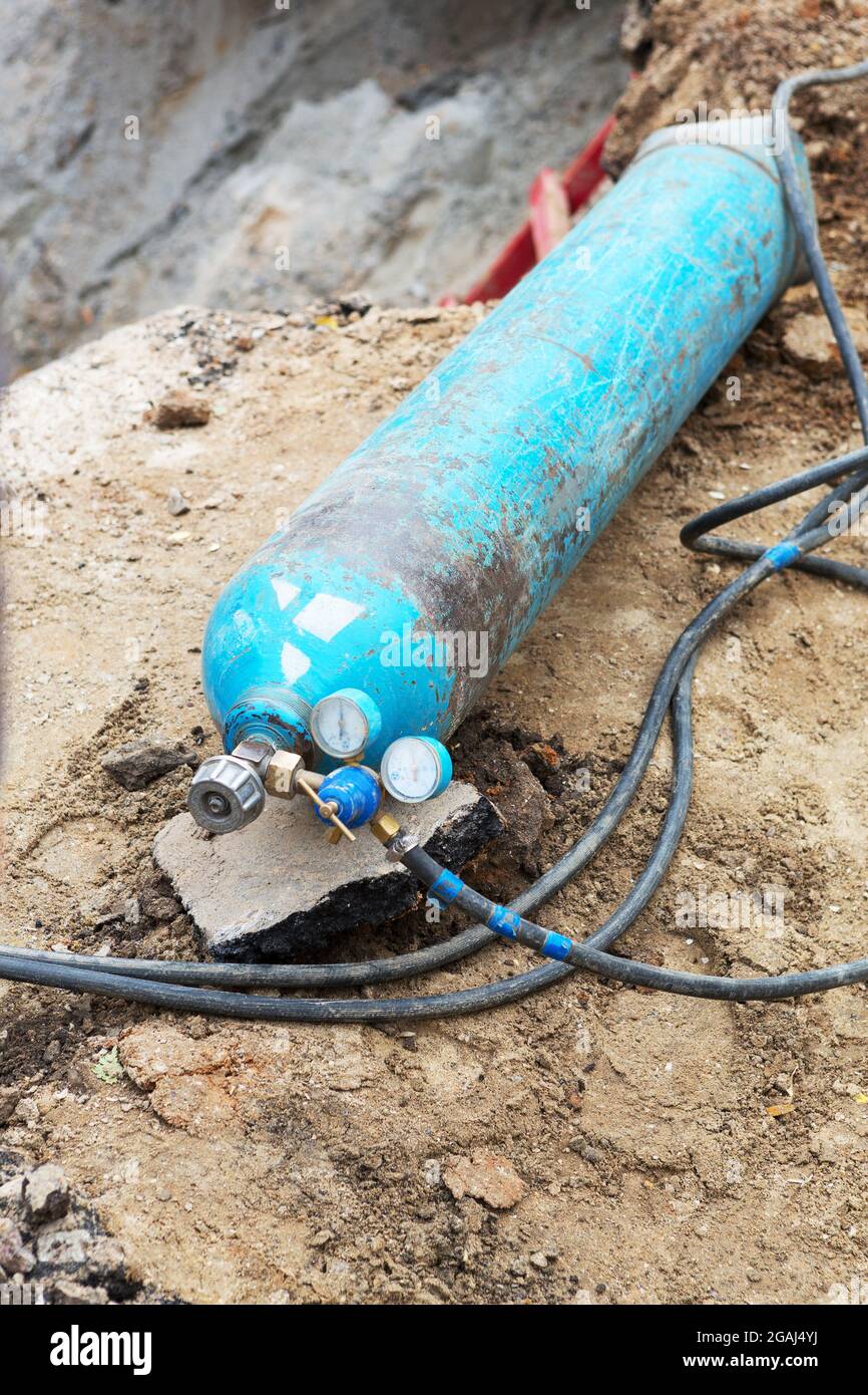 Schweißmaschine für Gasflaschen. Autogen. Reparatur des Heizkanals. Stockfoto