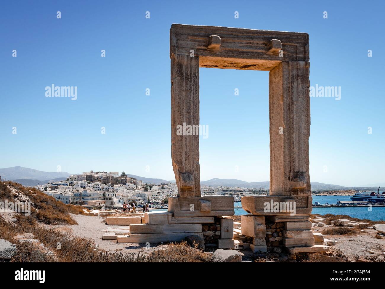 Portara (das Tor zum antiken Tempel des Apollo) und Chora (die Altstadt) auf dem Grund. Naxos ist eine griechische Insel in der Ägäis. Stockfoto