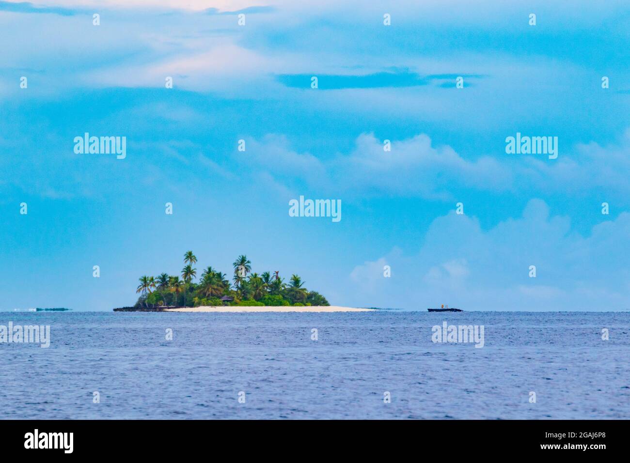 Kleine Insel im tropischen Meer gegen Himmel mit Wolken Hintergrund.das Laccadive Meer oder Lakshadweep Sea ist ein Gewässer an der Grenze zu Indien, den Malediven, Stockfoto