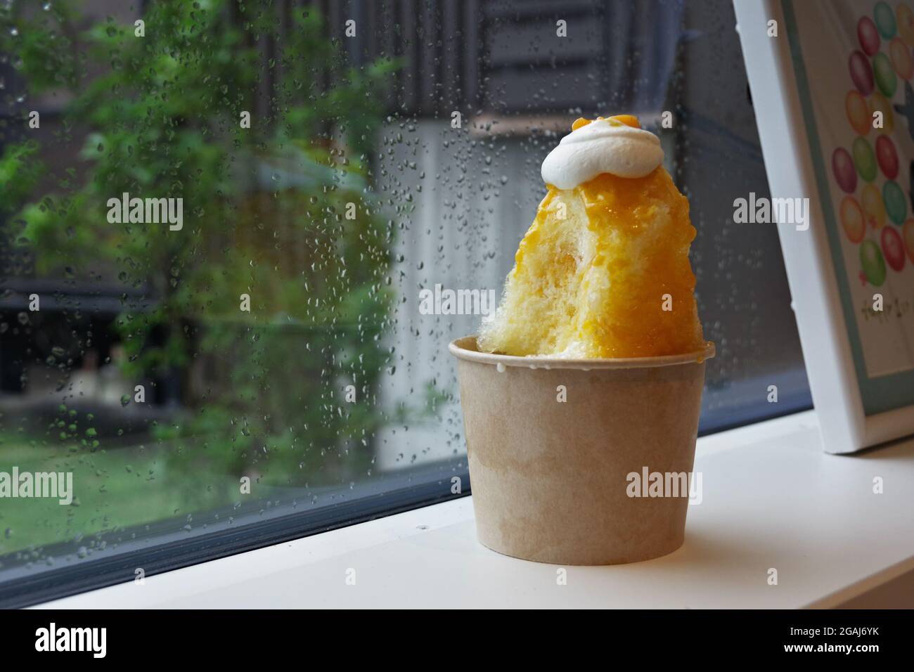 Nagano, Japan, 2021-31-07, Cup of Kakigori, ein traditionelles japanisches rasierte Eis, das mit Sirupen serviert wird. Stockfoto