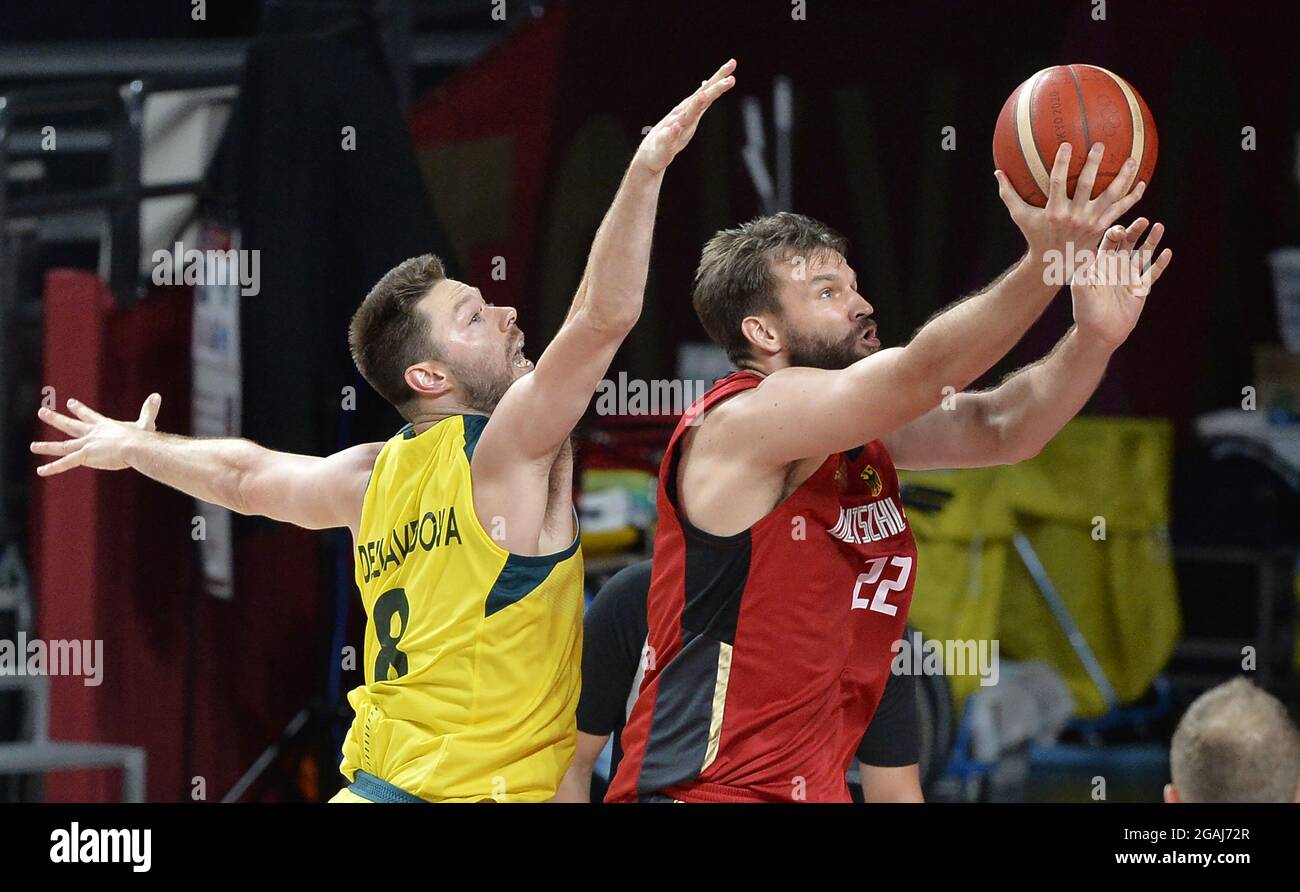 Tokio, Japan. Juli 2021. Der Deutsche Danilo Barthel fährt in den Korb, während der Australier Matthew Dellavedova während des Basketballspiels der Männer bei den Olympischen Spielen 2020 in Tokio am Samstag, dem 31. Juli 2021, Japan. Australien besiegte Deutschland 89-76. Foto von Mike Theiler/UPI Credit: UPI/Alamy Live News Stockfoto
