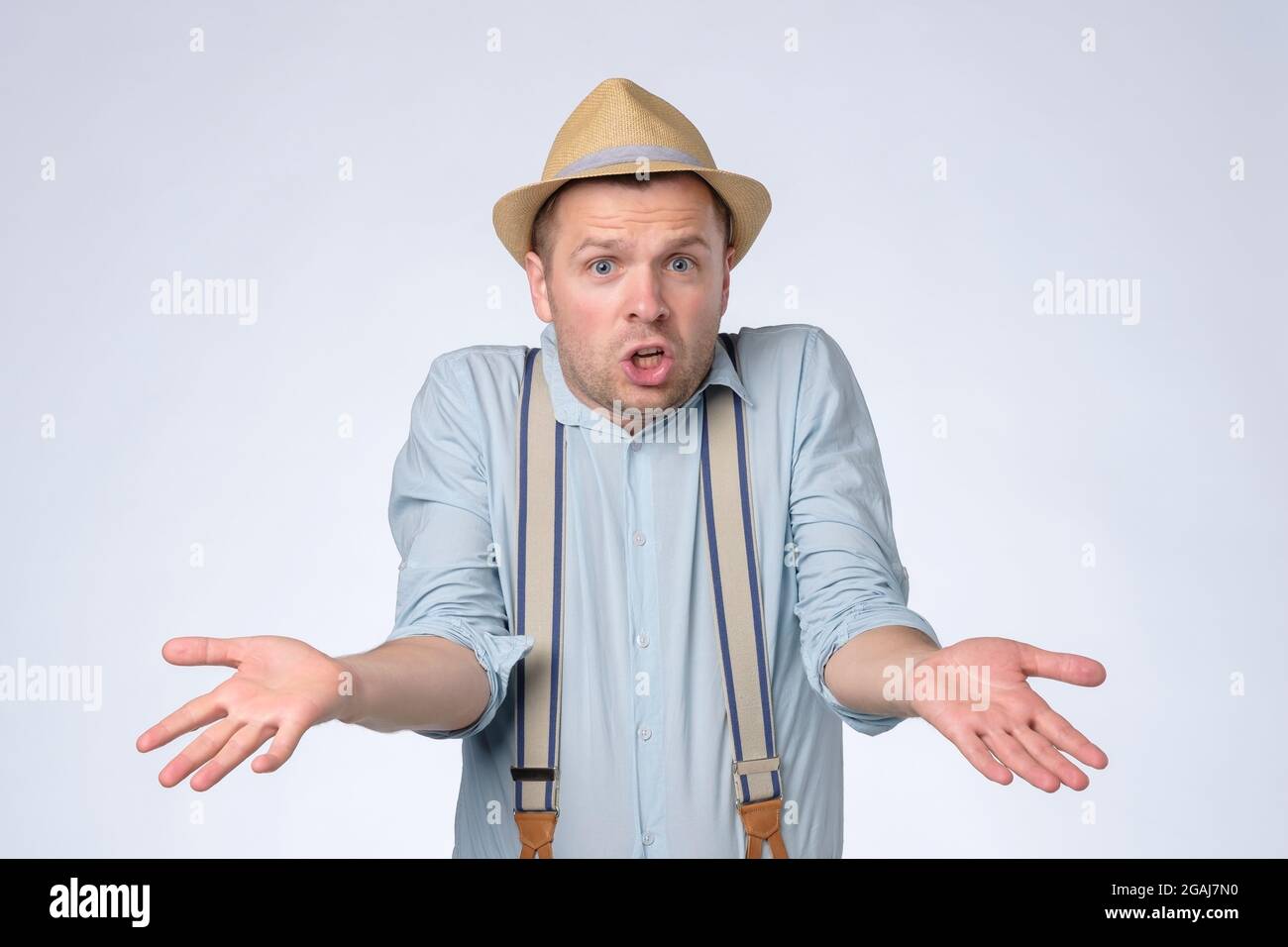 Mann mit wütender Gesichtsausdruck fragt also, was wollt ihr von mir? Stockfoto