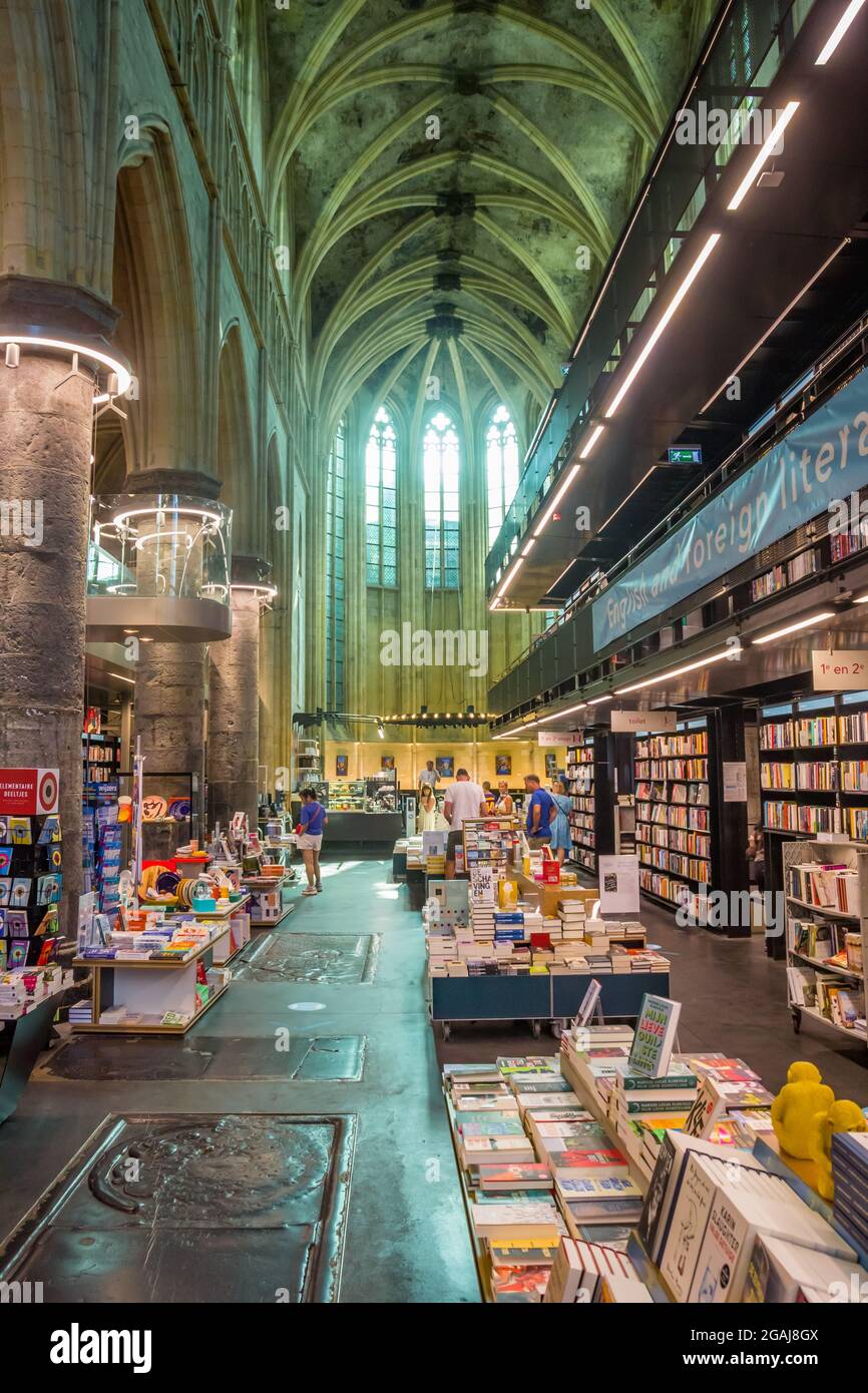 Inneneinrichtung des Buchladens in der Dominikanerkirche in Maastricht, Niederlande Stockfoto