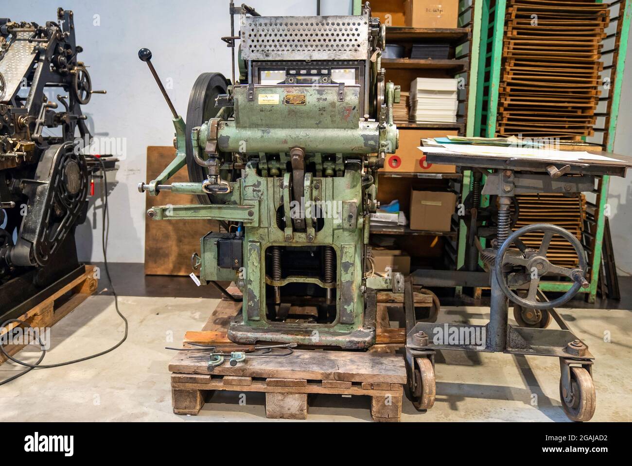 Alte Typografie-Druckmaschine mit Briefmustern. Stockfoto
