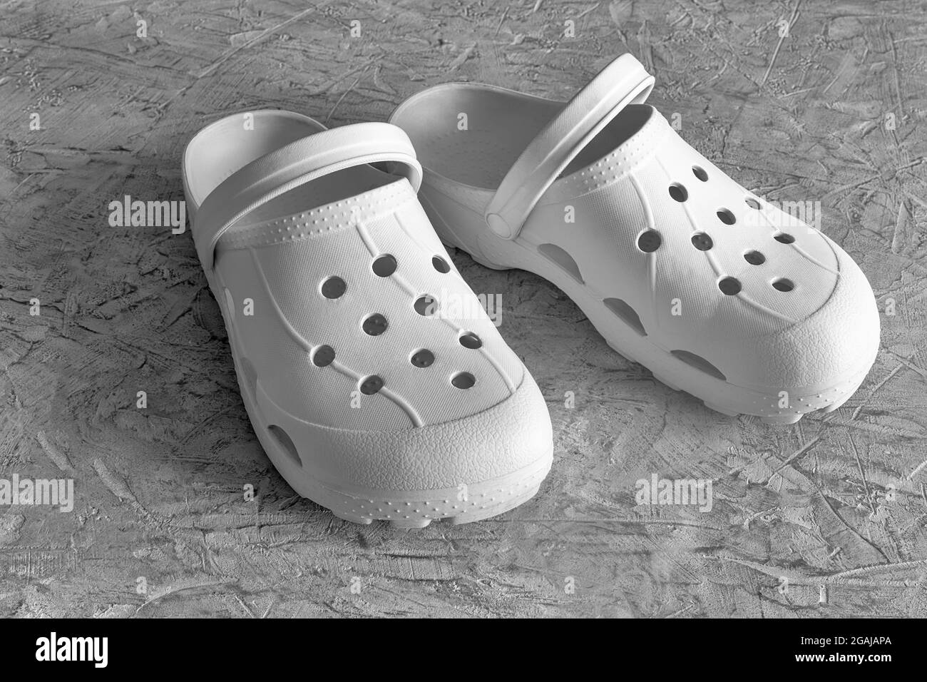 Crocs Schuhe: Bequeme Damenschuhe in Weiß mit Muster. Vorderansicht,  Kopierbereich Stockfotografie - Alamy