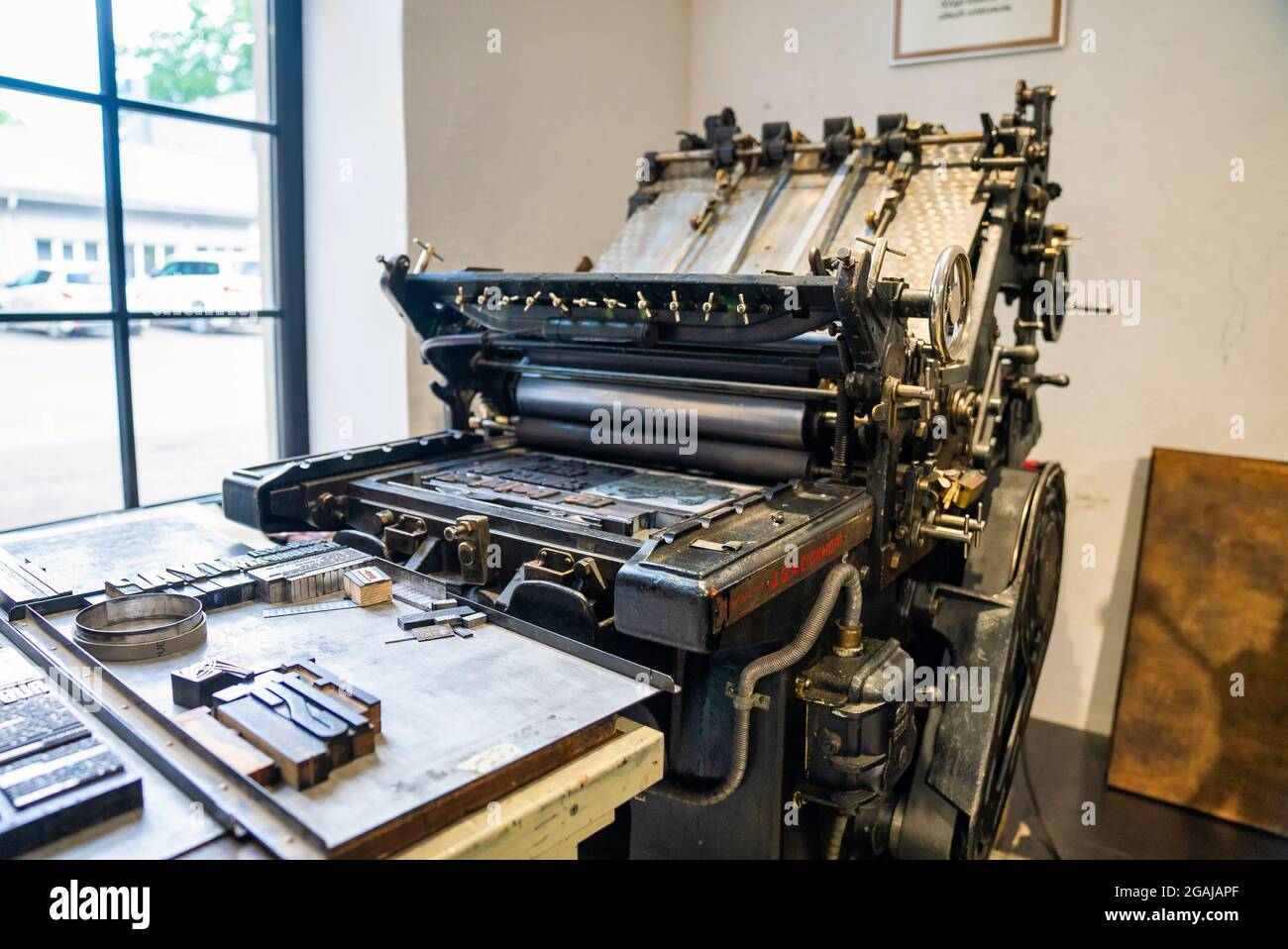 Alte Typografie-Druckmaschine mit Briefmustern. Stockfoto