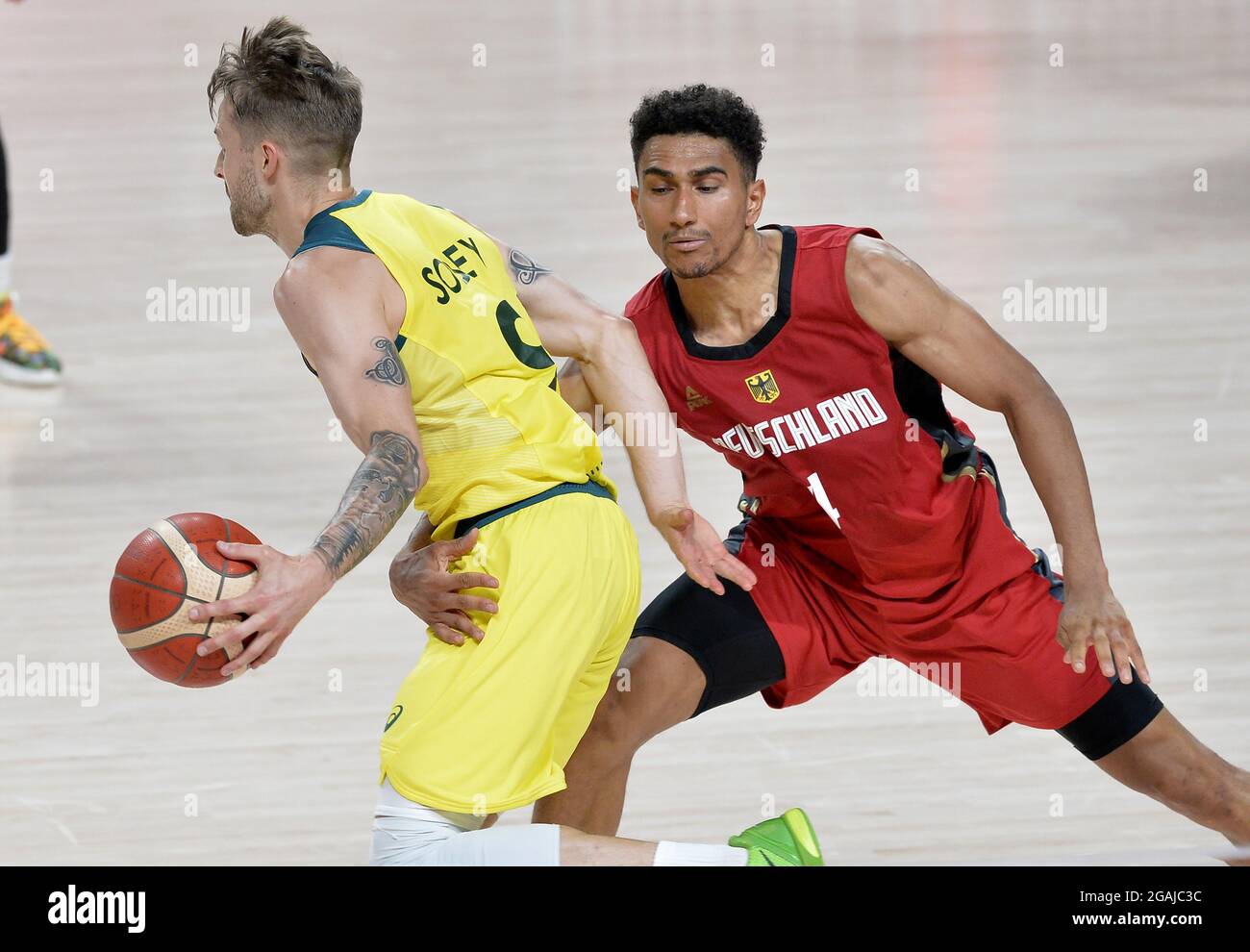 Tokio, Japan. Juli 2021. Der Australier Nathan Sobey (L) wird vom deutschen Maodo Lo, der seine Hand um seine Taille gewickelt hat, während des Basketballspiels der Männer bei den Olympischen Spielen 2020 in Tokio am Samstag, den 31. Juli 2021, Japan. Australien besiegte Deutschland 89-76. Foto von Mike Theiler/UPI Credit: UPI/Alamy Live News Stockfoto