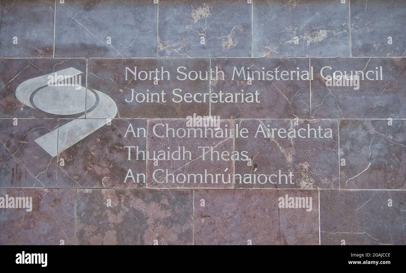 Schilder vor dem Ministerrat für Nord-Süd, eingerichtet im Rahmen des Karfreitagsabkommens von Belfast Stockfoto