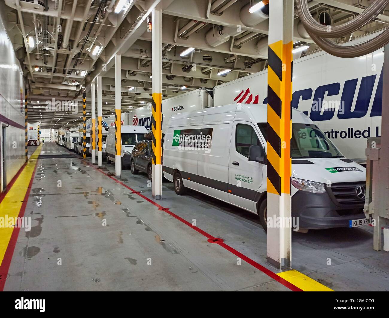 Fahrzeuge verschiedener Typen warten auf die Ausschiffung auf dem Autodeck an Bord der Fähre von Stena von Belfast nach Liverpool Stockfoto