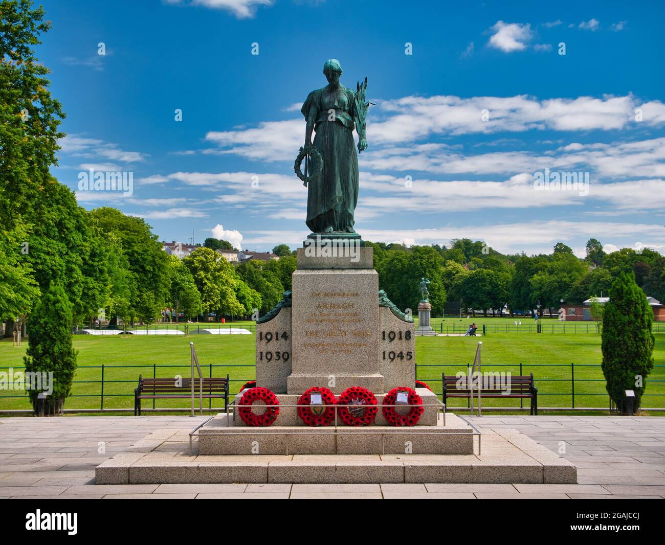 Das Armagh Cenotaph erinnert an die Toten zweier Weltkriege. Aufgenommen an einem sonnigen Tag mit blauem Himmel und leichten Wolken. Stockfoto