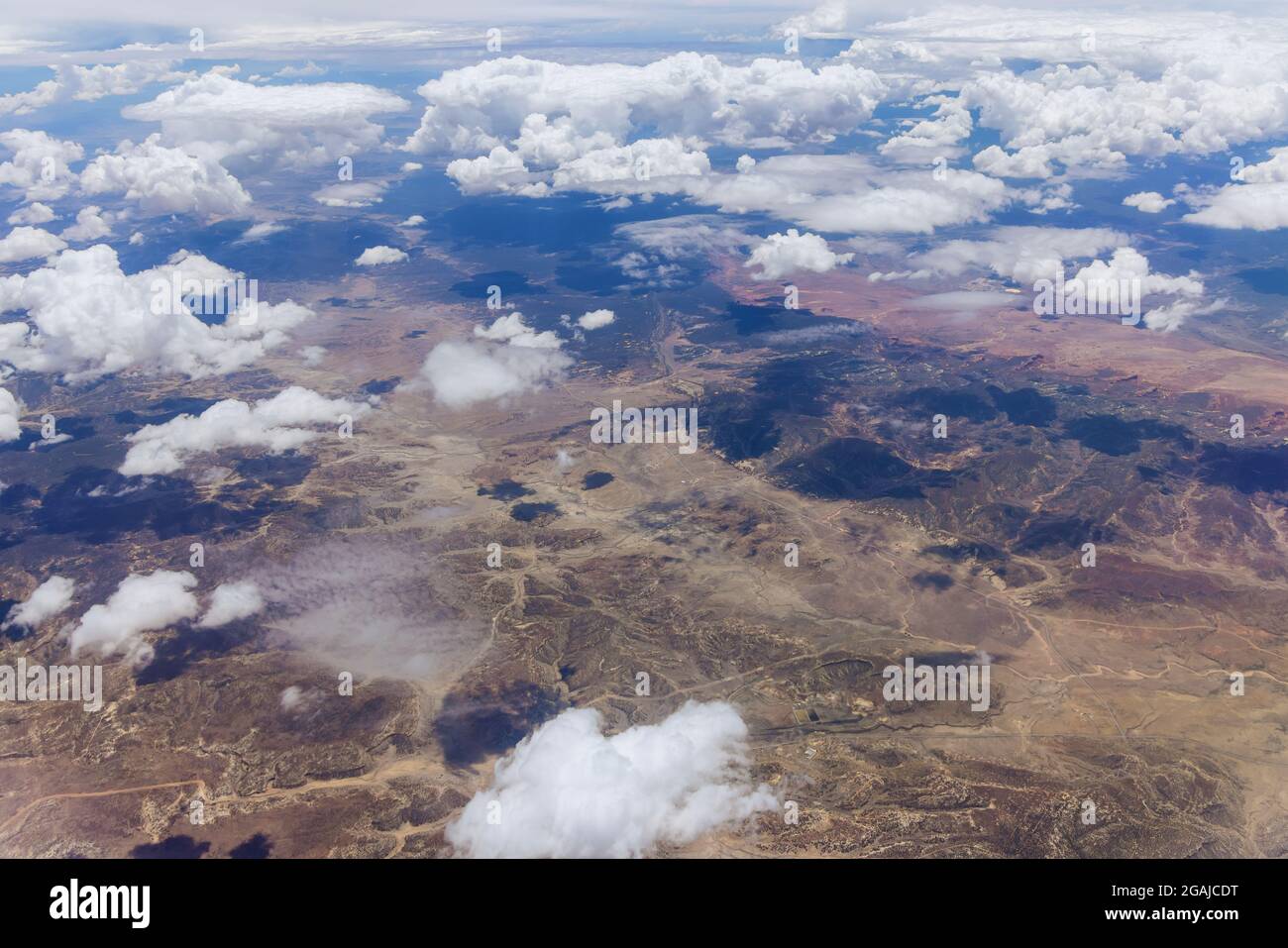 Luftaufnahme der New Mexico Wüste Berglandschaft in flauschigen Wolken aus dem Flugzeug das Fenster Stockfoto