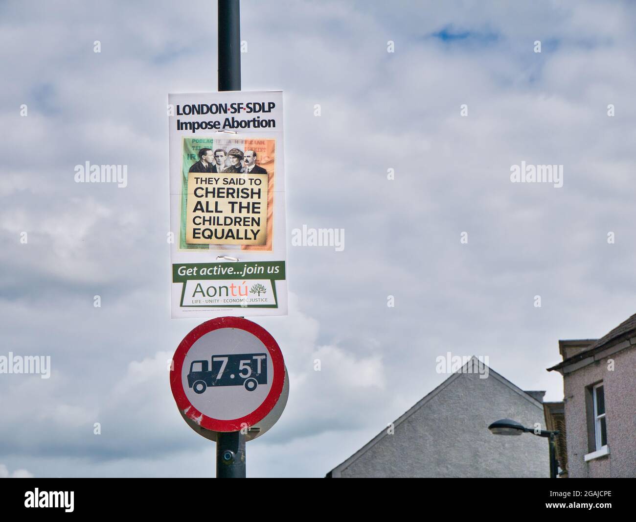 Eine Anti-Abtreibung - lebensfreundliche Botschaft der irischen politischen Partei Aontu auf einem Plakat, das an einem Lampenposten in Armagh, Nordirland, Großbritannien, befestigt ist Stockfoto
