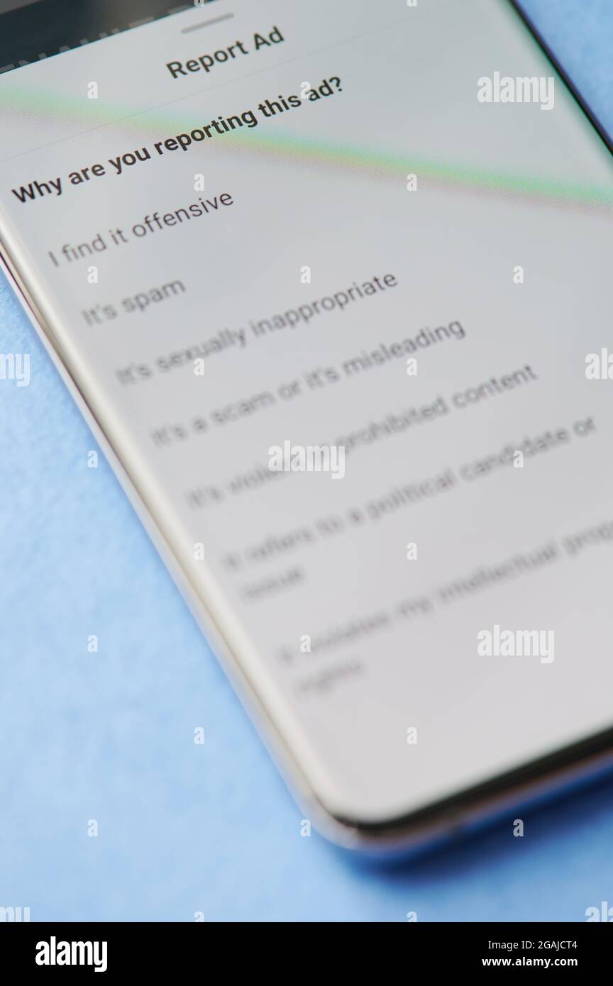New york, USA - Juni 28 2021:Gründe für die Meldung von facebook-Werbeanzeigen auf dem Smartphone-Bildschirm aus nächster Nähe auswählen Stockfoto