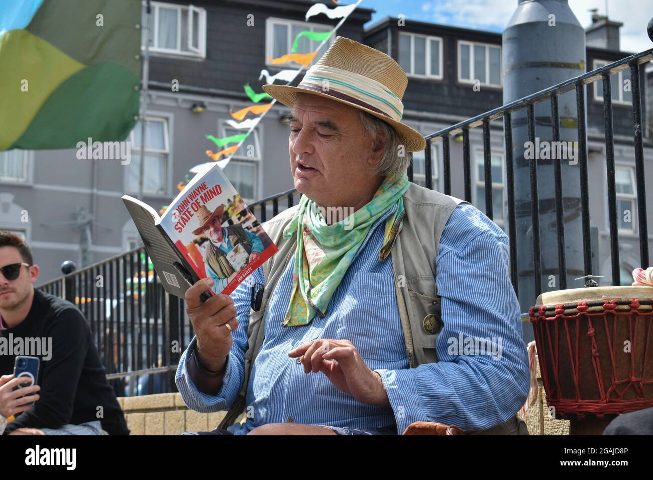 Bantry, West Cork, Irland. Juli 2021. Ian Baileys Berufung gegen seine Verurteilung wegen Drogenfahrens und Drogenbesitzes wurde bis Oktober vertagt. Im folgenden Bild Ian Bailey auf dem Bantry-Markt, der Bücher verkauft und signiert. Kredit: Karlis Dzjamko/Alamy Live Nachrichten Stockfoto