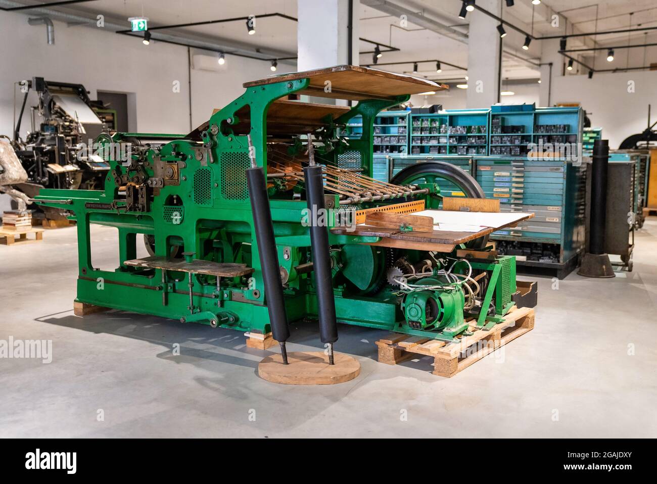 Alte Typografie-Druckmaschine mit Briefmustern. Stockfoto