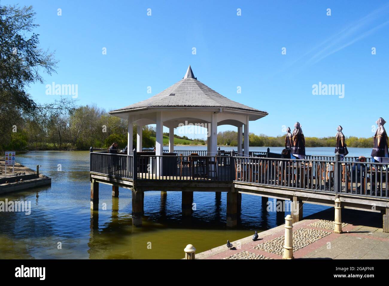 Pavillon vor dem Restaurant in Watermead, Aylesbury, Buckinghamshire, England, Großbritannien Stockfoto