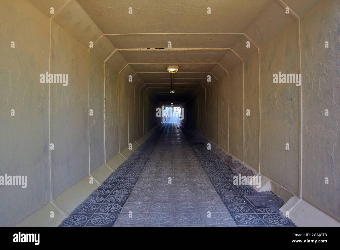 Langer Tunnel in einer europäischen Stadt, mit Licht im Hintergrund Stockfoto