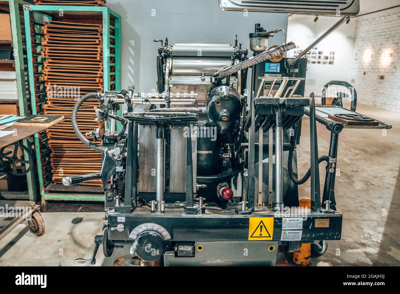 Alte Typografie-Druckmaschine mit Briefmustern. Stockfoto