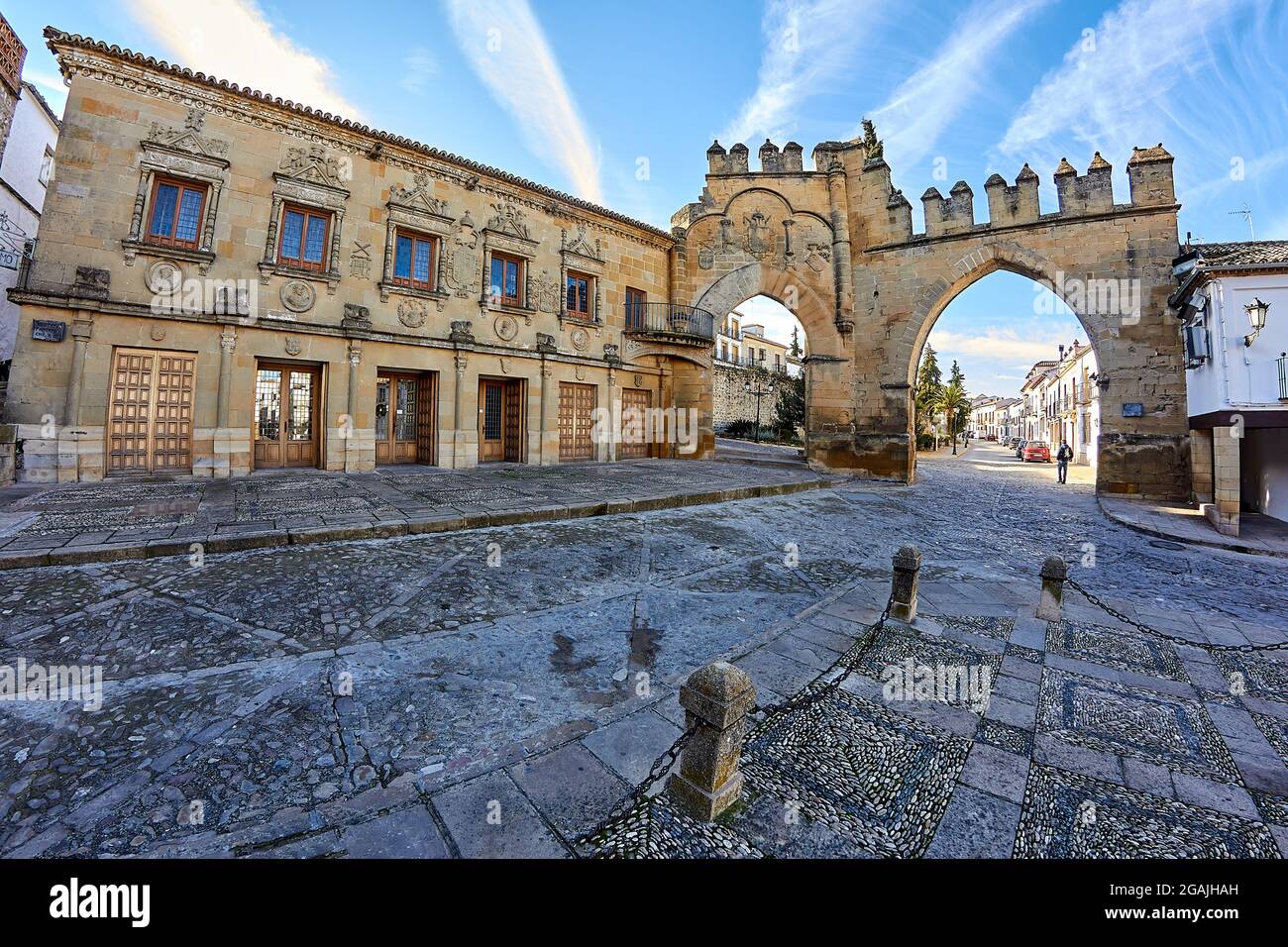Puerta de Jaen, erbaut 1521, und Arco de Villalar (links) auf der Plaza de Populo (auch Plaza los Leones genannt), Baeza, Provinz Jaen, Anda Stockfoto