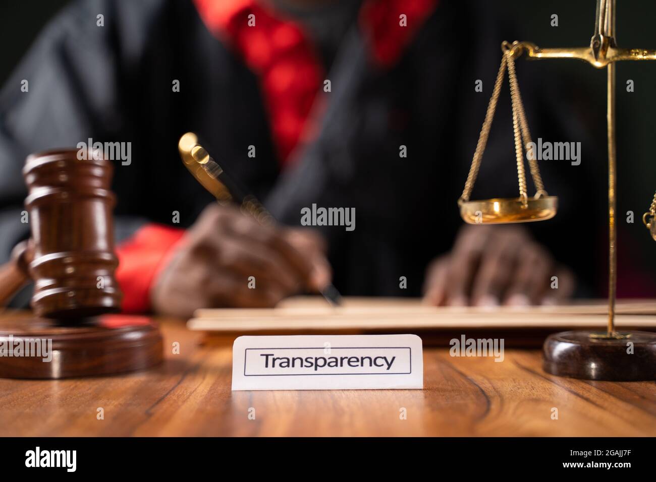 Fokus auf Reformen, Konzept zeigt Justizreformen - Richter vor Gericht nach dem Schlag gavel schieben Reformen Zeichen Boarb Stockfoto