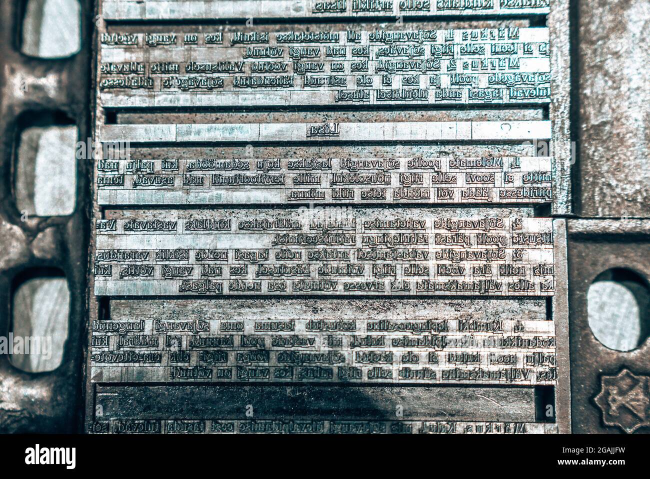 Alte Typografie-Druckmaschine mit Briefmustern. Stockfoto