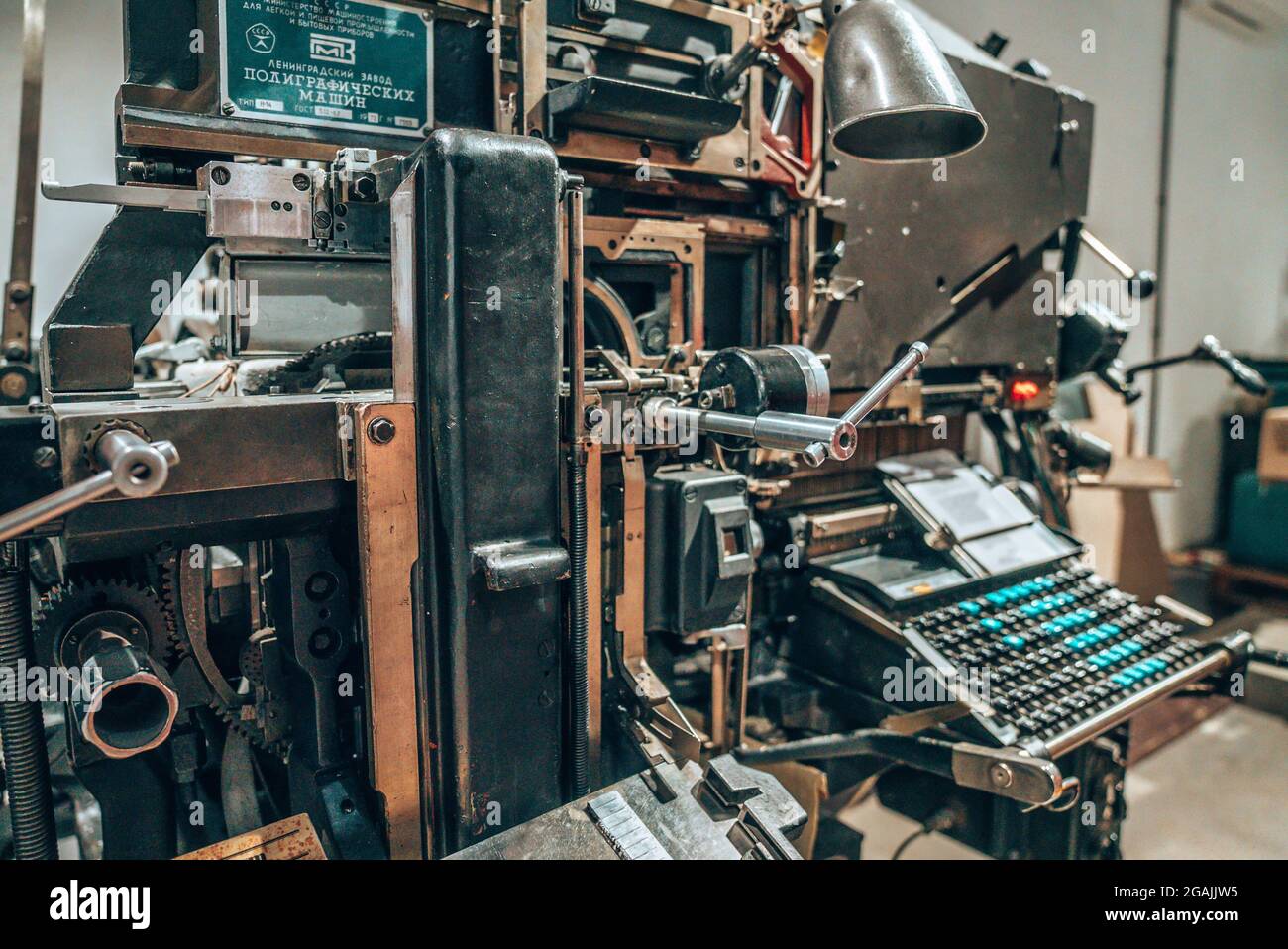 Alte Typografie-Druckmaschine mit Briefmustern. Stockfoto