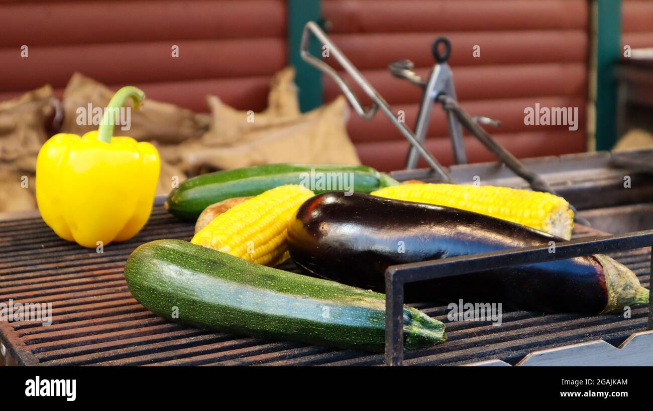 Grillen von Gemüse während eines Grills im Freien oder bei einem Picknick. Mann, der einen Gemüsegrill vorbereitet, während der Sommerzeit, direkter Sonnenlichthintergrund. So Stockfoto